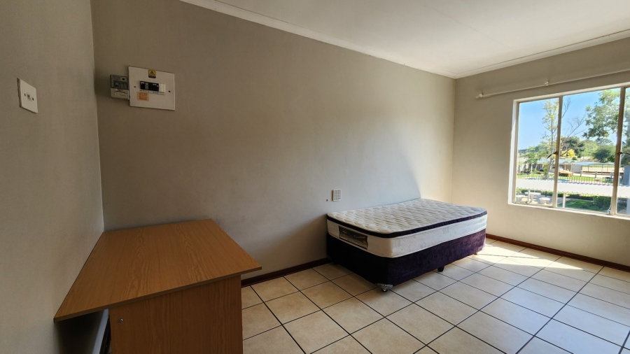 To Let 2 Bedroom Property for Rent in Kannoniers Park North West